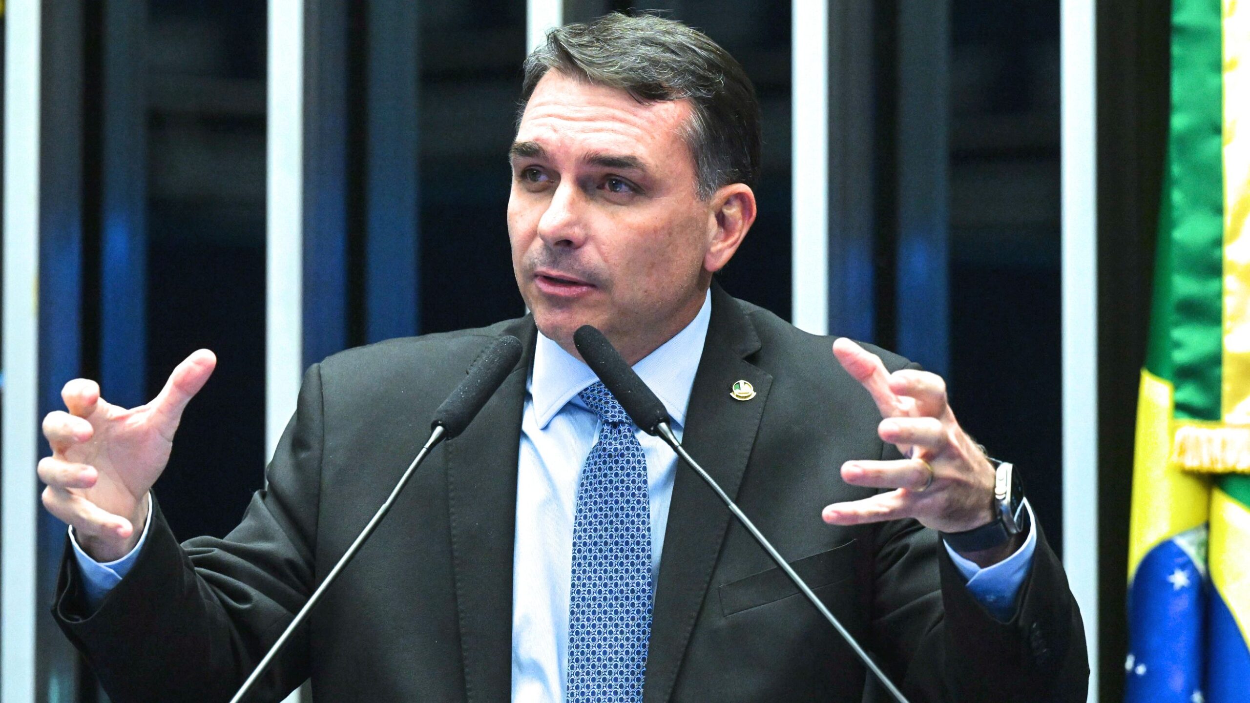 lávio Bolsonaro no Senado: parlamentar critica déficit fiscal e propõe ‘Tesouraço’ para retomar crescimento.