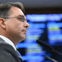 Senador posicionou governo Lula como de "extrema esquerda" e ironizou gestão de Macron, classificando como "extrema incompetência"