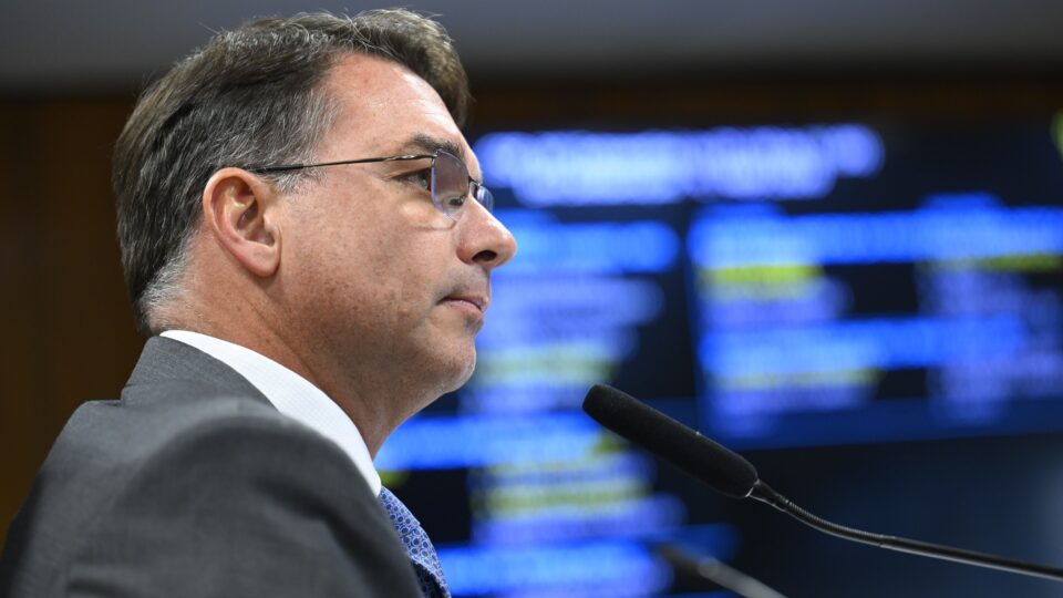 Flávio Bolsonaro aponta ruptura na democracia brasileira em entrevista a canal francês