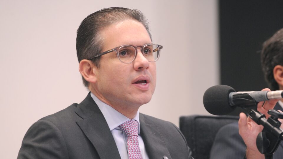 Motta pretende votar fim da escala 6×1 em maio após ouvir “sociedade e setor produtivo”