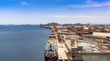 Investimentos de R$ 6,4 bilhões consolidam a infraestrutura portuária do Paraná, ampliam o calado de Paranaguá e elevam a capacidade dos navios para até 125 mil toneladas.