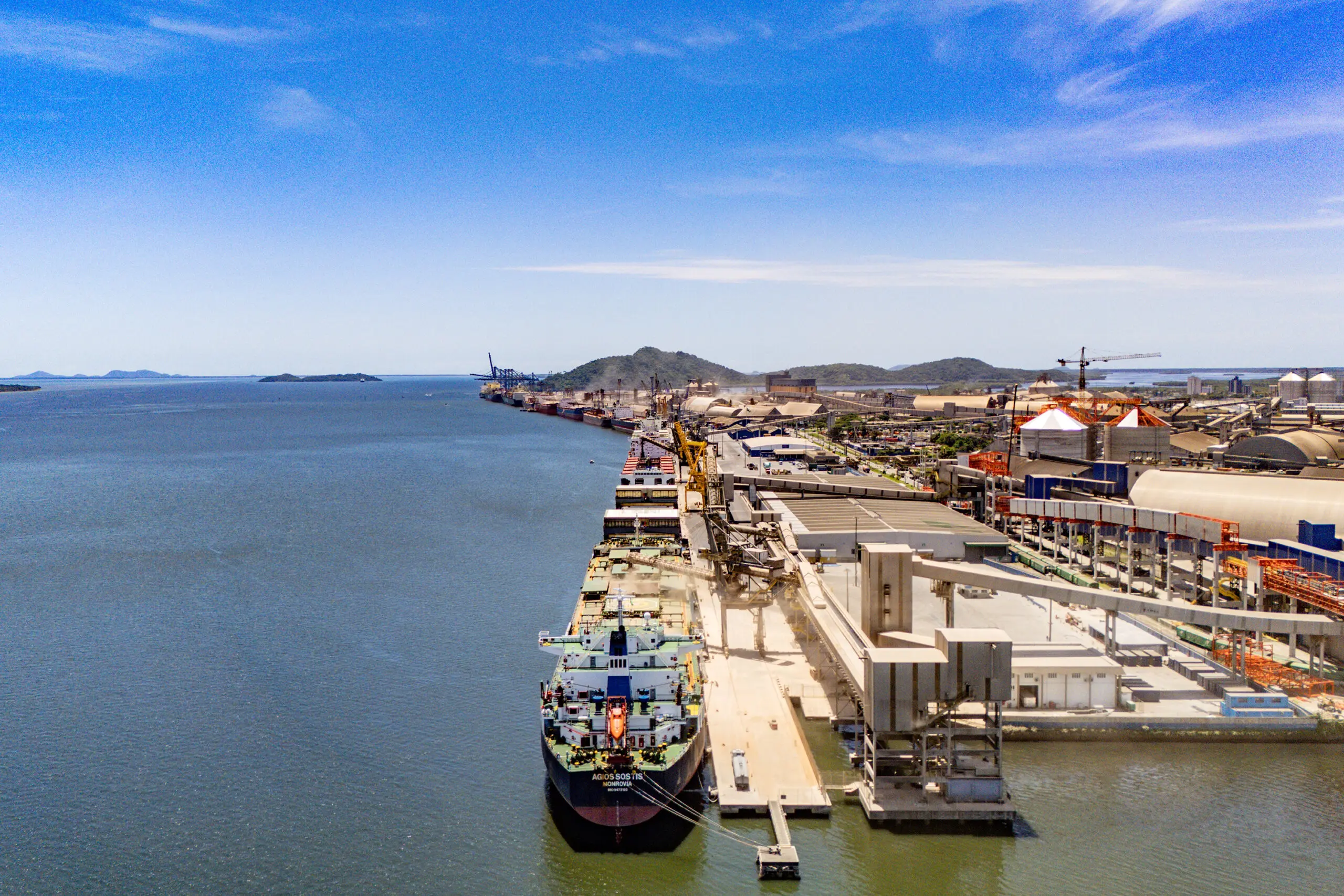 Investimentos de R$ 6,4 bilhões consolidam a infraestrutura portuária do Paraná, ampliam o calado de Paranaguá e elevam a capacidade dos navios para até 125 mil toneladas.