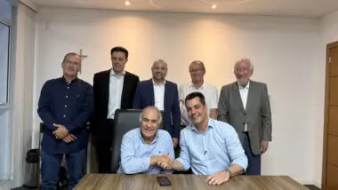 Representantes das entidades do G7 Paraná registram a transição de coordenação do grupo, marcada pela passagem de liderança para a nova gestão do biênio 2026-2027, em Curitiba.