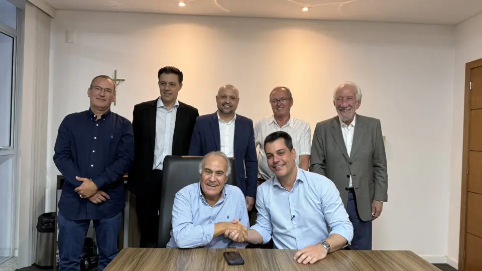 Representantes das entidades do G7 Paraná registram a transição de coordenação do grupo, marcada pela passagem de liderança para a nova gestão do biênio 2026-2027, em Curitiba.