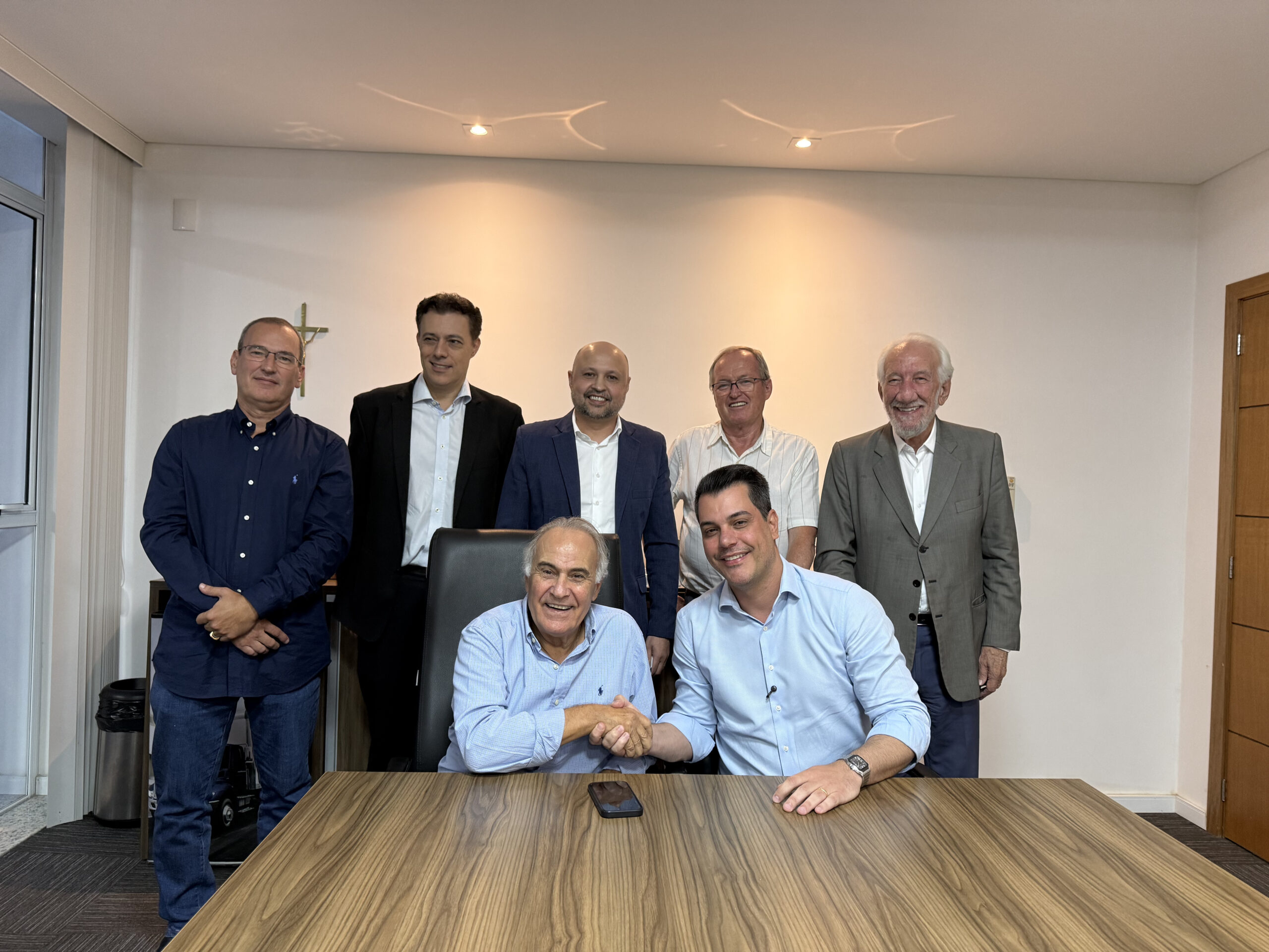 Representantes das entidades do G7 Paraná registram a transição de coordenação do grupo, marcada pela passagem de liderança para a nova gestão do biênio 2026-2027, em Curitiba.