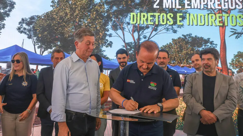 Prefeito Topázio Neto (PSD), governador Jorginho Mello (PL) e presidente da JL Construtora, João Luiz Félix.