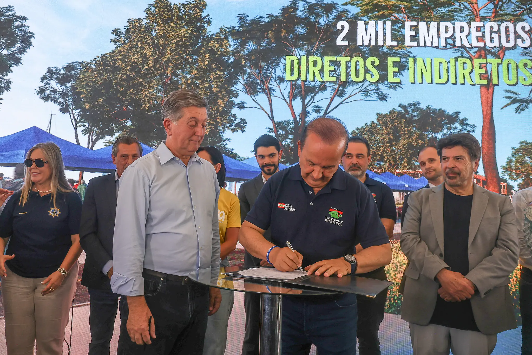 Prefeito Topázio Neto (PSD), governador Jorginho Mello (PL) e presidente da JL Construtora, João Luiz Félix.