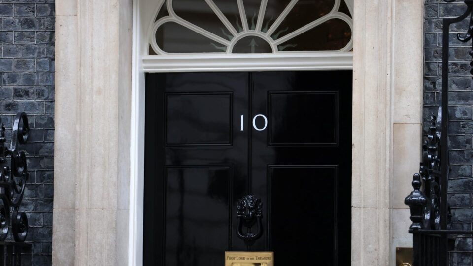 Pressionado pelo caso Epstein, premiê trabalhista do Reino Unido diz que não vai renunciar