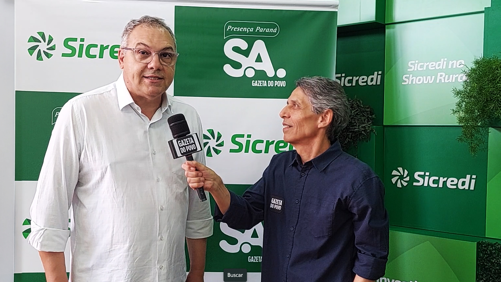 O prefeito de Toledo, Mário Costenaro, concede entrevista ao jornalista Célio Martins durante a abertura do Show Rural Coopavel, em Cascavel, e destaca o papel do Oeste do Paraná no agronegócio e nos investimentos em infraestrutura.