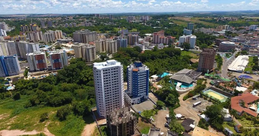 Principal estância hidrotermal do mundo, Caldas Novas movimenta cerca de R$ 3 bilhões por ano com turismo, gera milhares de empregos e sustenta sua economia nas águas termais e nos parques aquáticos.