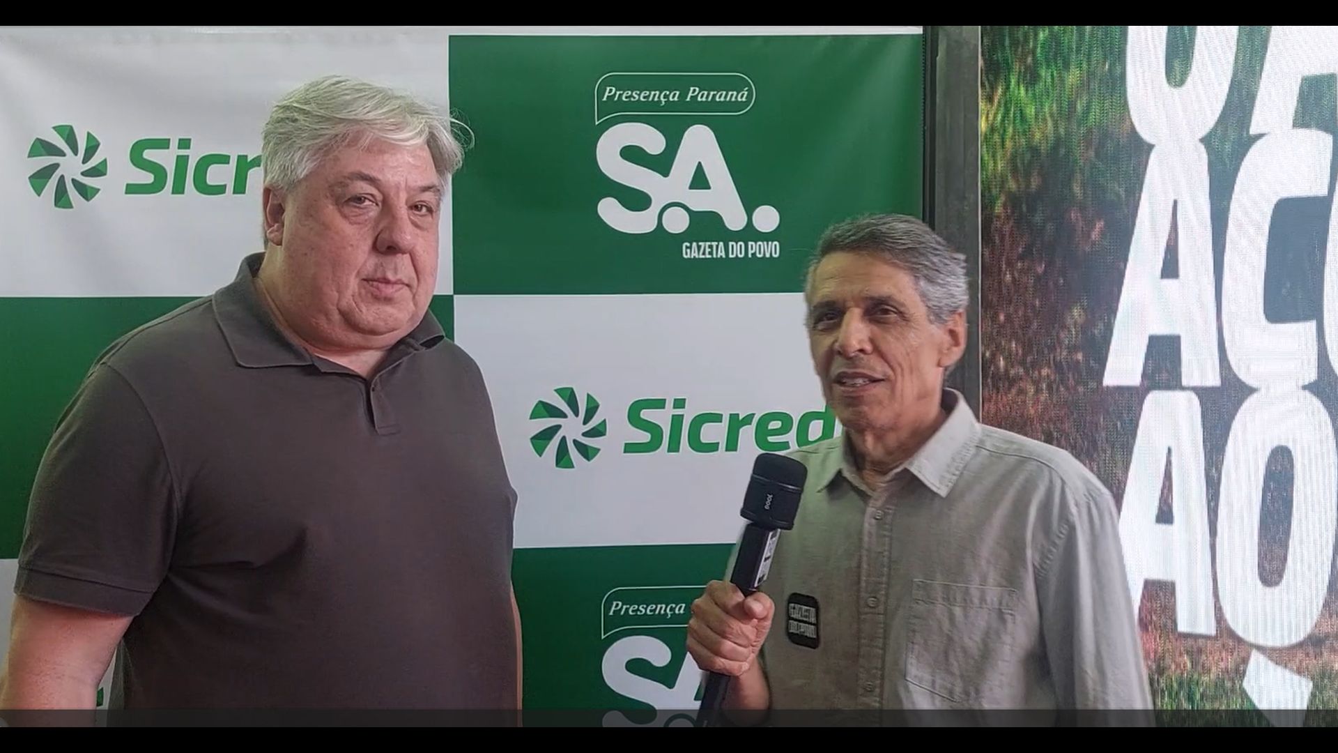 Paulo Mourão concede entrevista ao jornalista Célio Martins, no estande do Sicredi, durante o Show Rural Coopavel, em Cascavel.