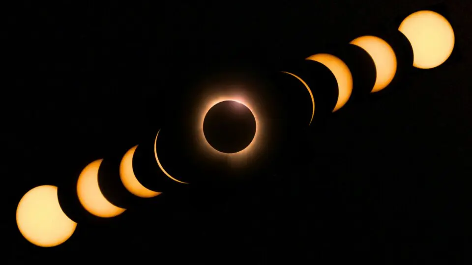 Eclipse solar anular, chamado de 'anel de fogo'.