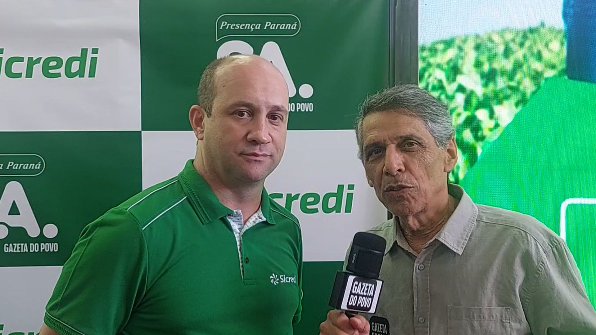 Jociano Vieira, Gerente Regional de Desenvolvimento do Sicredi, concede entrevista ao jornalista Célio Martins no estande da cooperativa durante o Show Rural Coopavel, em Cascavel.