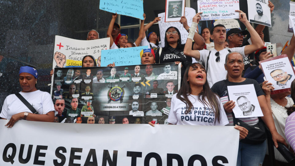 Familiares dizem que mais da metade dos presos políticos da Venezuela não será beneficiada por anistia