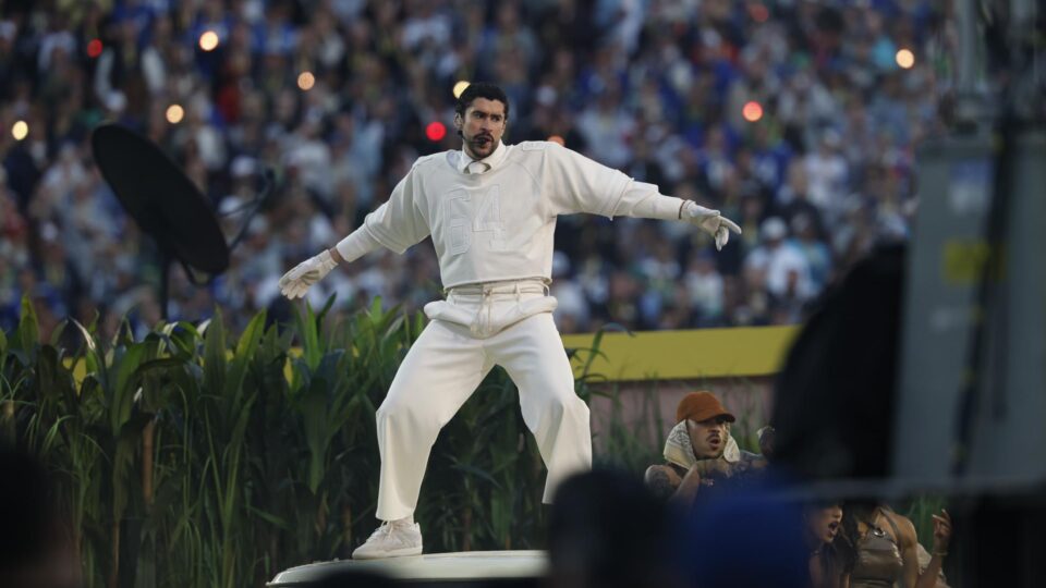 Republicanos pedem multas e até prisão de Bad Bunny e executivos da NFL após show do Super Bowl