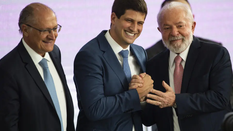 João Campos se reúne com Lula e defende permanência de Alckmin como vice