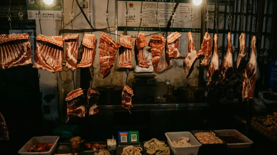 Diferentes cortes e miúdos à venda em mercado chinês: Brasil fatura mais de US$ 600 mihões por ano com exportação de miúdos - partes menos nobres de bovinos