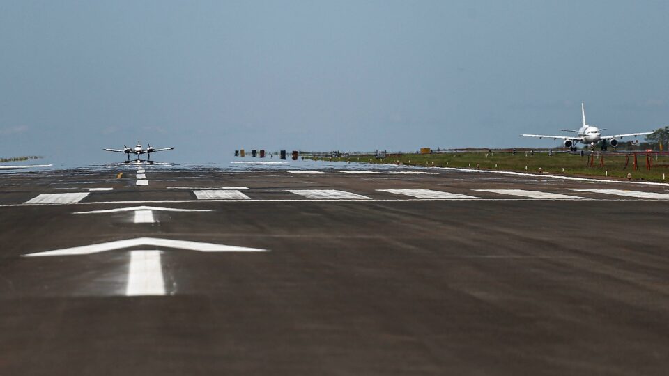 Interdições para reparos fecham pista do Aeroporto de Foz do Iguaçu e afetam voos recentes 