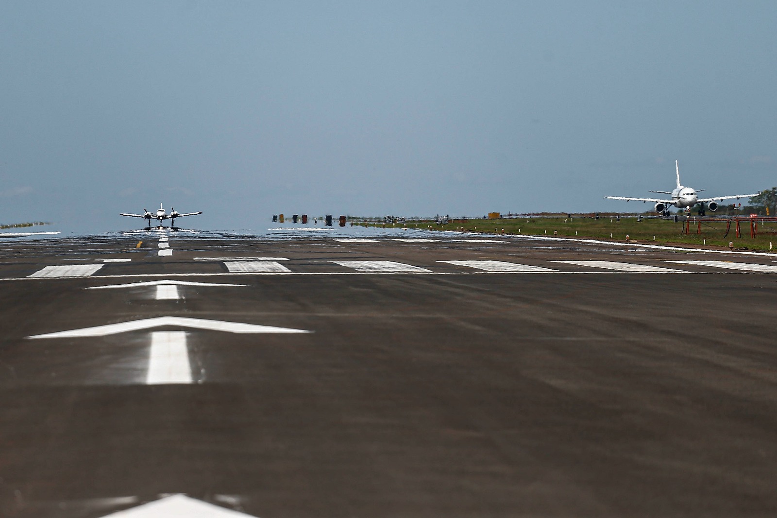 Segundo a Motiva, concessionária que administra o aeroporto, a qualidade do pavimento é monitorada diariamente, já que falhas estruturais, como buracos, representam risco durante as manobras de pouso e decolagem.
