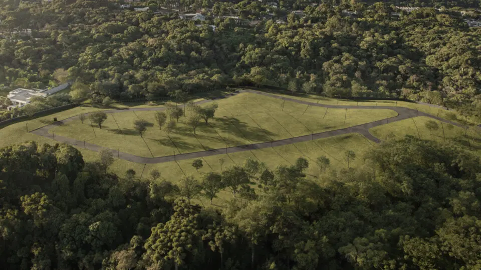 Vista aérea da Chácara Kantuá evidencia o condomínio boutique cercado por área verde preservada no Campo Comprido.