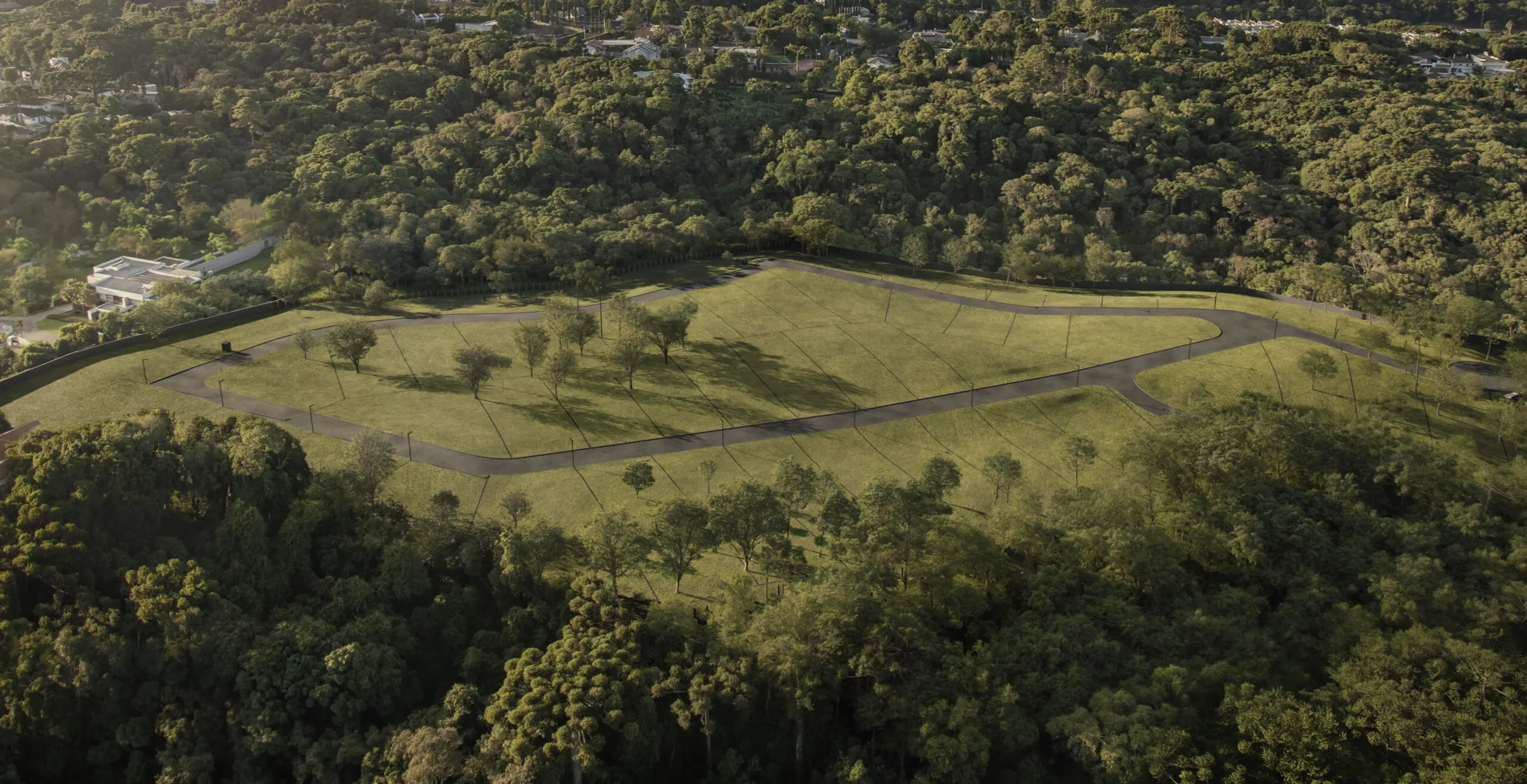 Vista aérea da Chácara Kantuá evidencia o condomínio boutique cercado por área verde preservada no Campo Comprido.