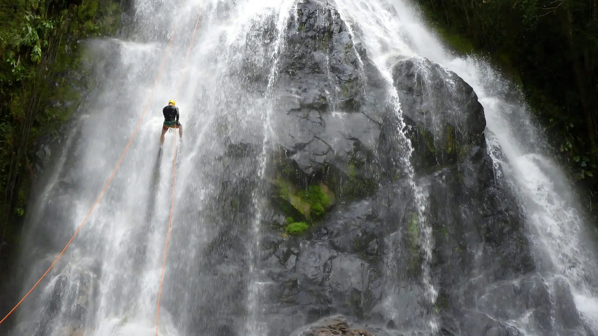 Turismo de aventura: rapel no Parque Estadual da Serra do Tabuleiro, na Grande Florianópolis.