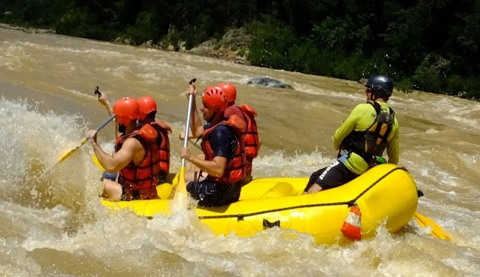 Turismo de aventura: rafting no Rio Itajaí-Açu, em Ibirama-SC
