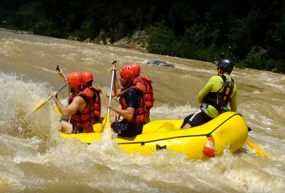 Turismo de aventura: rafting no Rio Itajaí-Açu, em Ibirama-SC