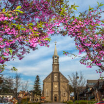 As pequenas cidades brasileiras que se transformaram em destinos turísticos bilionários cidades brasileiras: A Igreja São Pedro, no Centro de Gramado, é um dos cartões-postais da cidade e símbolo da influência europeia na arquitetura local.