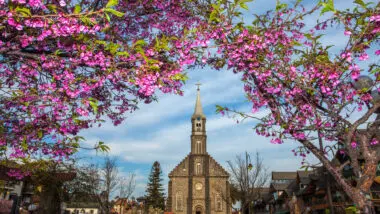 cidades brasileiras: A Igreja São Pedro, no Centro de Gramado, é um dos cartões-postais da cidade e símbolo da influência europeia na arquitetura local.