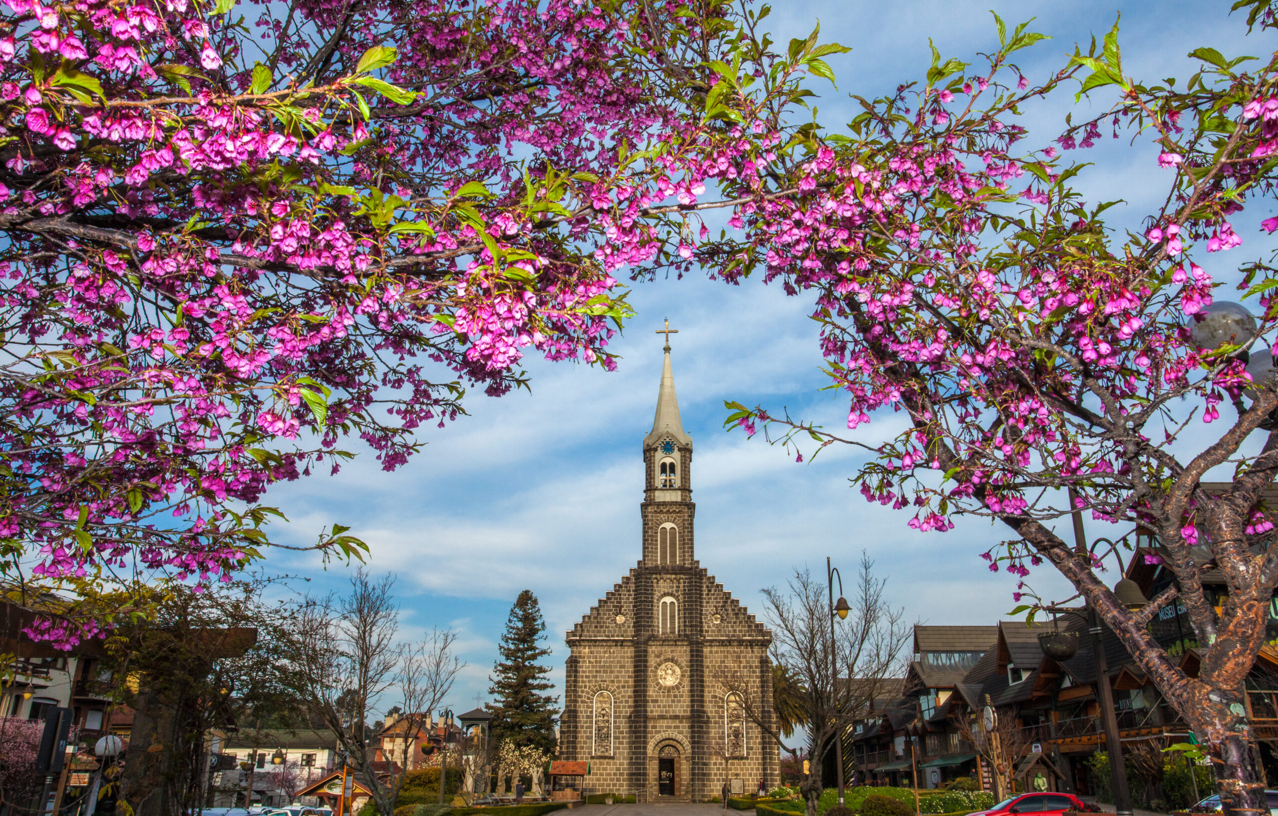 A Igreja São Pedro, no Centro de Gramado, é um dos cartões-postais da cidade e símbolo da influência europeia na arquitetura local.