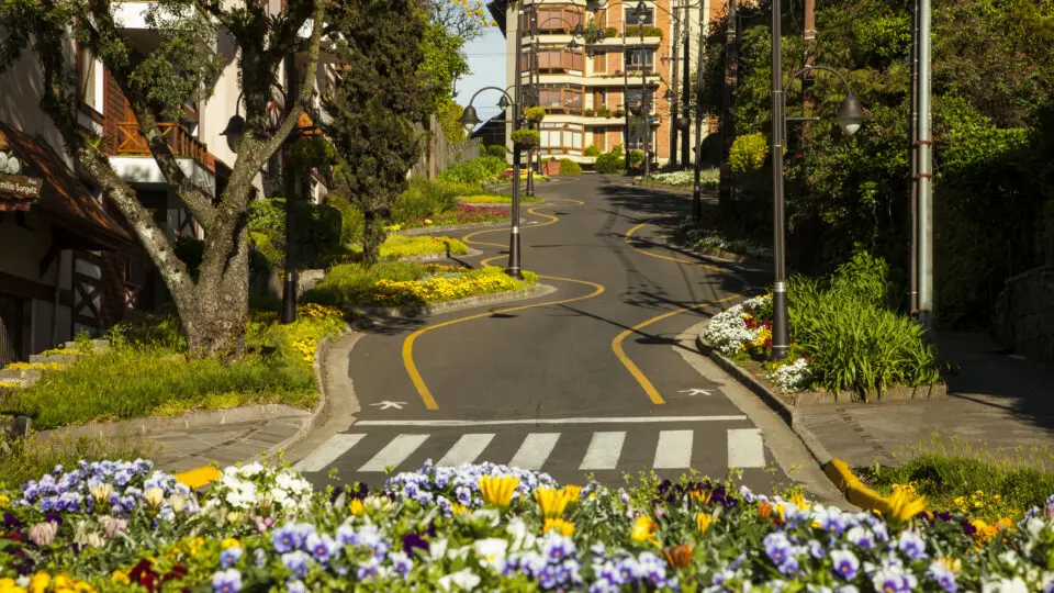 Turismo no Brasil: inspirada na famosa Lombard Street, em San Francisco, a Rua Torta é um dos pontos mais visitados de Gramado e reforça o cuidado estético que marca o destino.