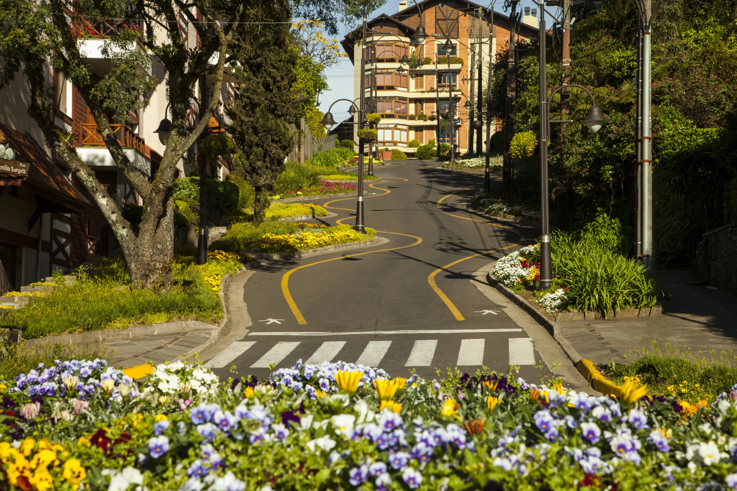 Turismo no Brasil: inspirada na famosa Lombard Street, em San Francisco, a Rua Torta é um dos pontos mais visitados de Gramado e reforça o cuidado estético que marca o destino.