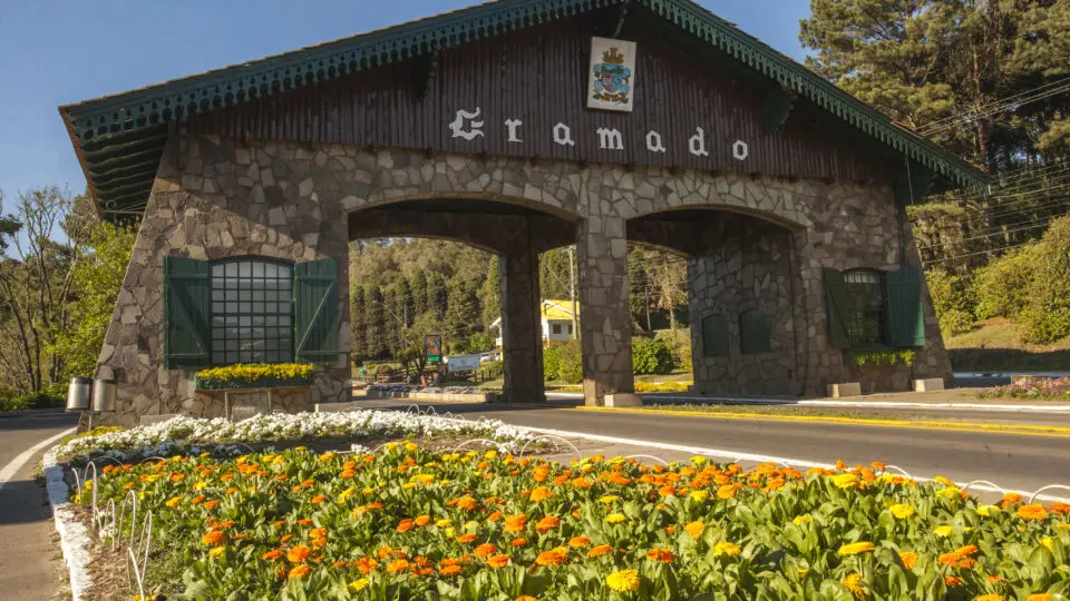 Turismo no Brasil: o pórtico de entrada de Gramado antecipa a identidade arquitetônica da cidade e marca o início da experiência turística na Serra Gaúcha.