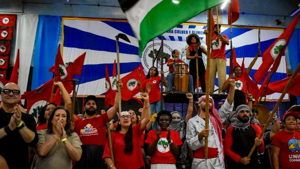 Ministra e deputados da base de Lula desfilam em escola de samba que homenageará o MST