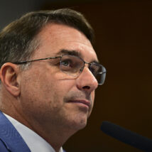 Pré-candidato à Presidência pelo PL, Flávio Bolsonaro acena à elite econômica em evento do BTG Pactual em São Paulo.