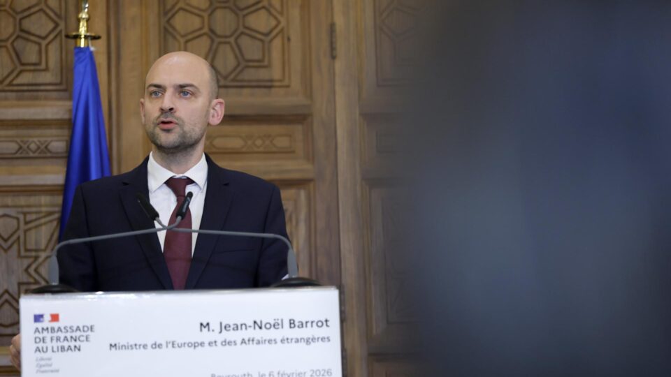 Escândalo Epstein chega ao governo Macron: diplomata é alvo de investigação