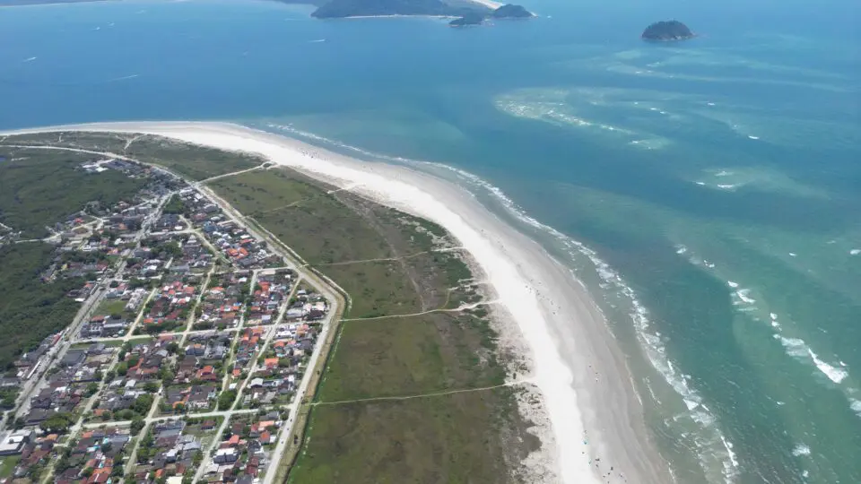Orla de Pontal do Sul concentra moradias, infraestrutura turística e acesso às travessias marítimas.