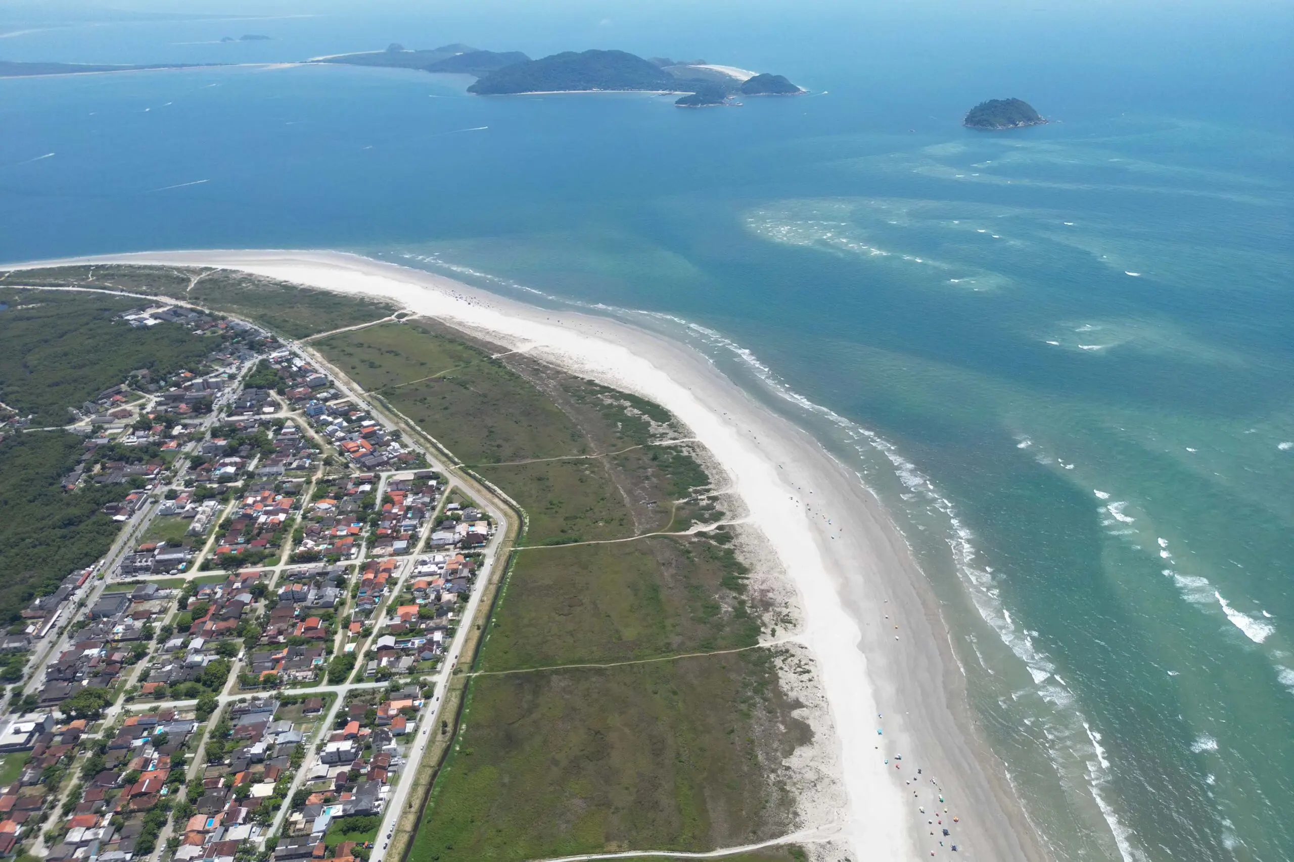 Orla de Pontal do Sul concentra moradias, infraestrutura turística e acesso às travessias marítimas.