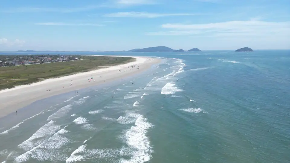 A faixa de areia extensa e o mar de águas mais calmas ajudam a explicar a vocação turística de Pontal do Sul.