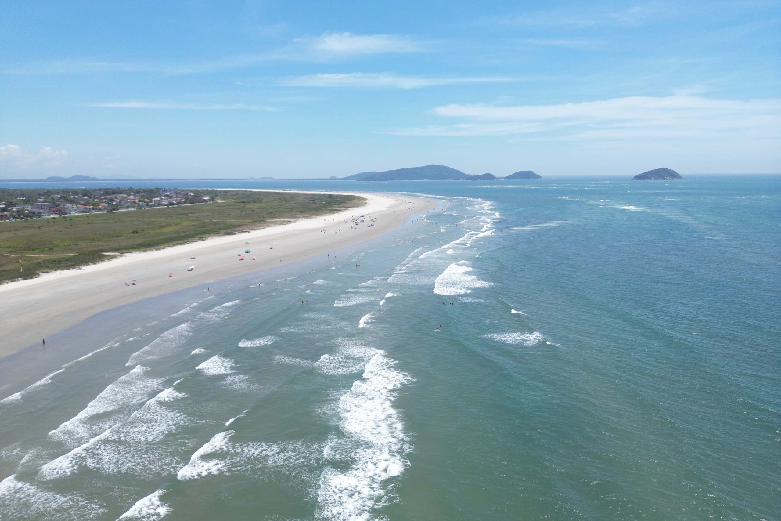 A faixa de areia extensa e o mar de águas mais calmas ajudam a explicar a vocação turística de Pontal do Sul.