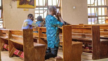 Fiéis rezam em igreja em Benin City, Nigéria, em meio ao avanço da perseguição religiosa no país. Imagem referente a matéria