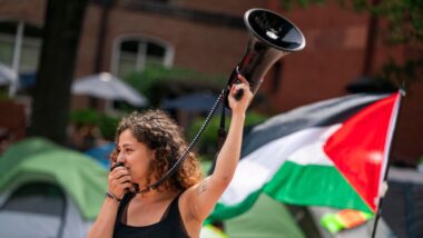 Manifestante pró-Palestina em ato no campus da Universidade George Washington, nos Estados Unidos. Imagem referente a matéria