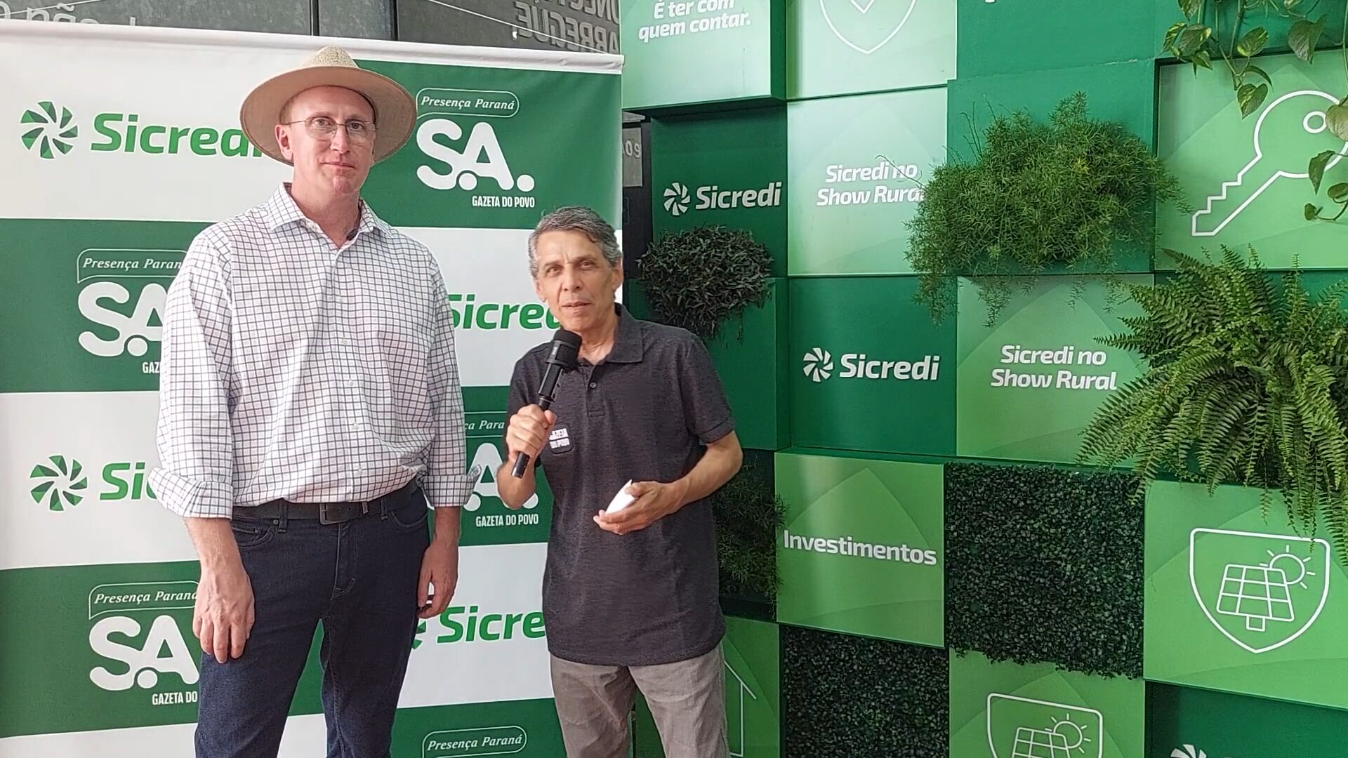 Eder Bublitz, presidente da Ceasa Paraná, durante entrevista ao jornalista Celio Martins no stand do Sicredi, no Show Rural Coopavel 2026.