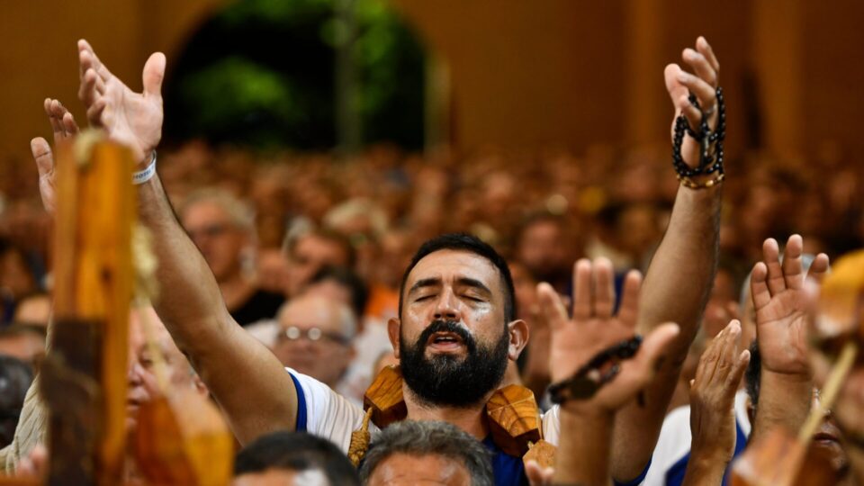 Homens restaurados; mulheres e filhos amparados