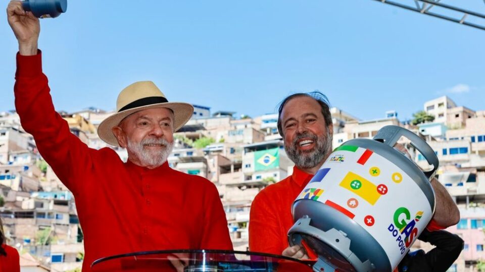 Lula distribui casas, gás, obras e tratores em viagens pré-eleitorais