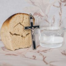 O período da Quaresma é voltado à reflexão cristã interior. Em alguns países, essa forma de proferir a fé é proibida. Assim, a Cristofobia deve ser combatida diariamente. Imagem referente a matéria