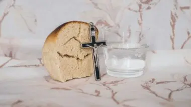 Um pedaço de pão e água com uma cruz no meio, representando o período da Quaresma.