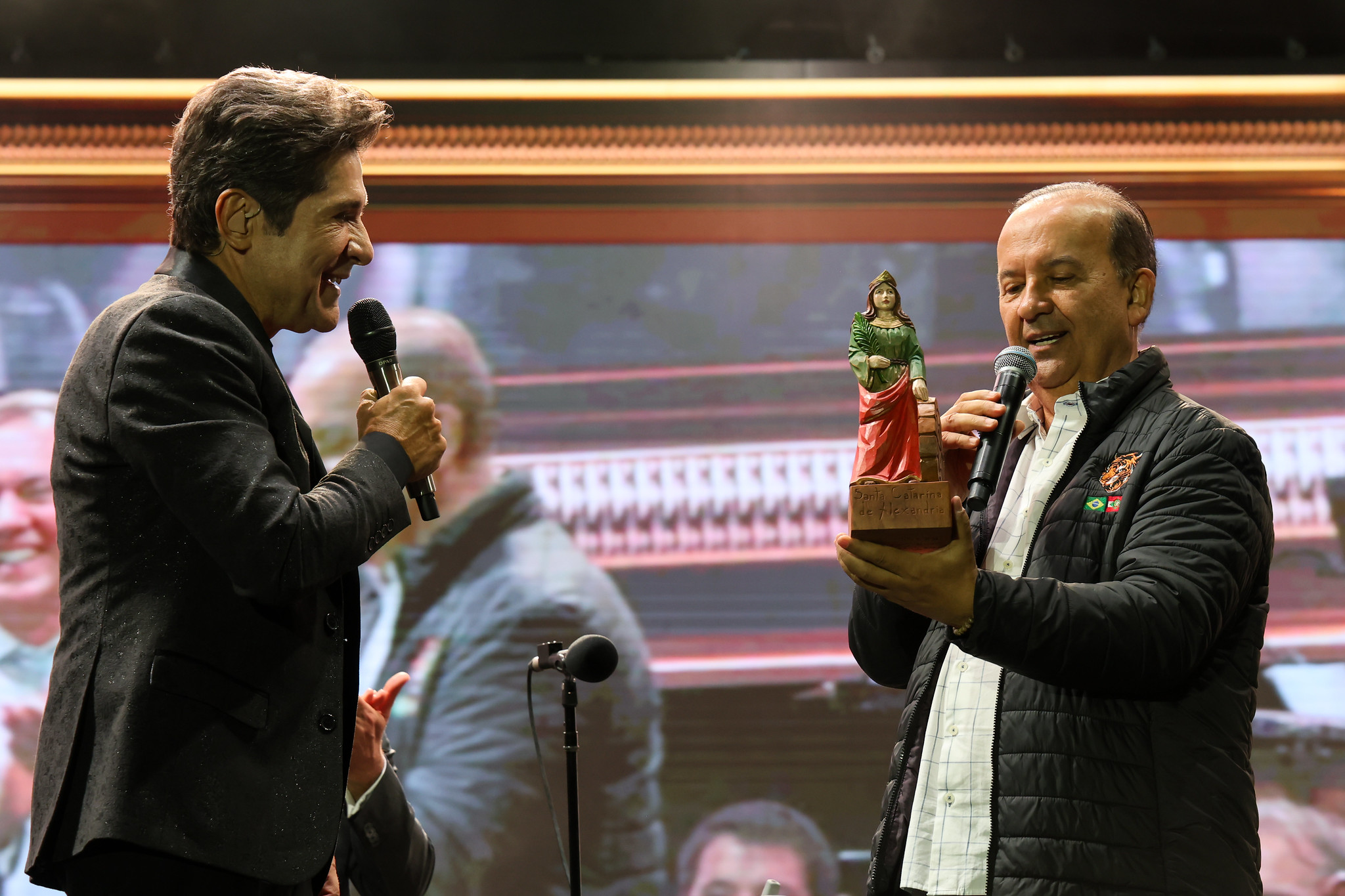 Governador Jorginho Mello (PL) entregou uma imagem da Santa Catarina de Alexandria ao cantor Daniel durante o festival de música Santa Catarina Canta.
