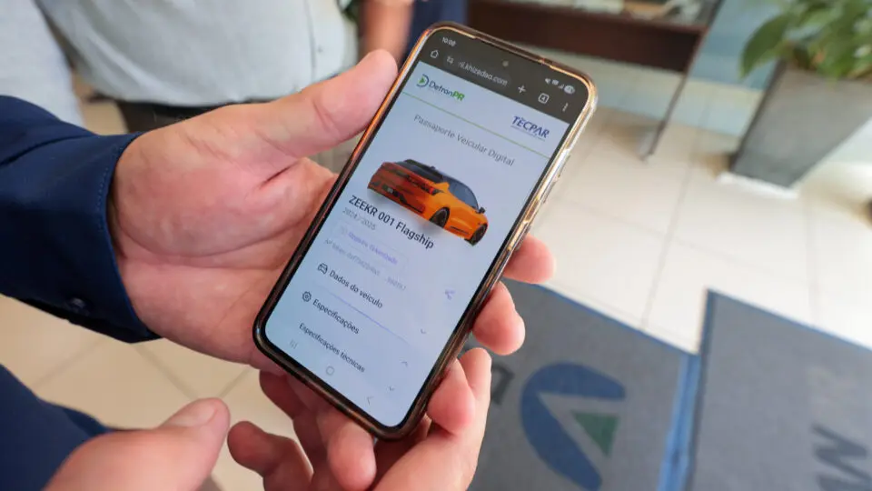 Iniciativa inédita no Brasil, o passaporte veicular digital começa a ser testado no Paraná e deve alcançar toda a frota até 2026.